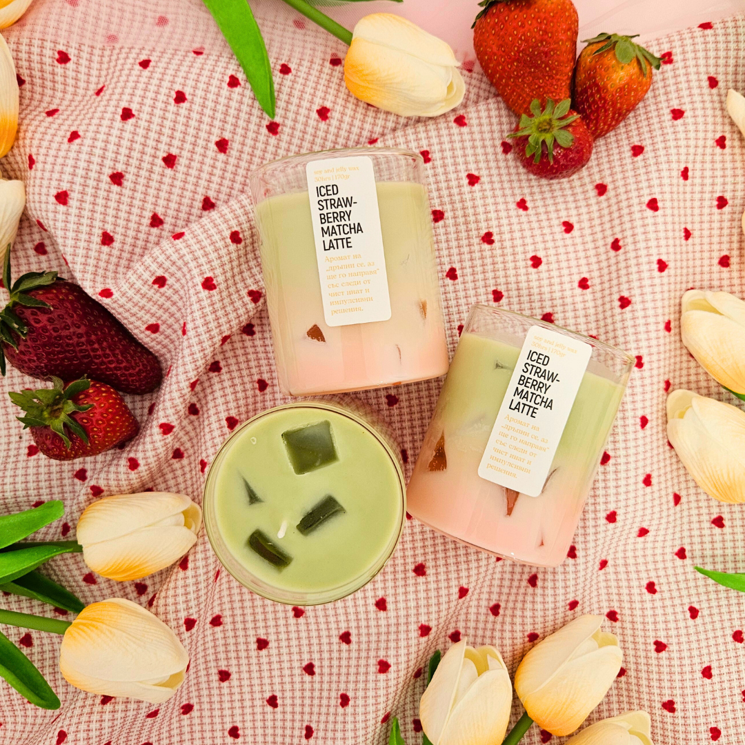 🍓 Соева свещ с аромат Iced Strawberry Matcha Latte.