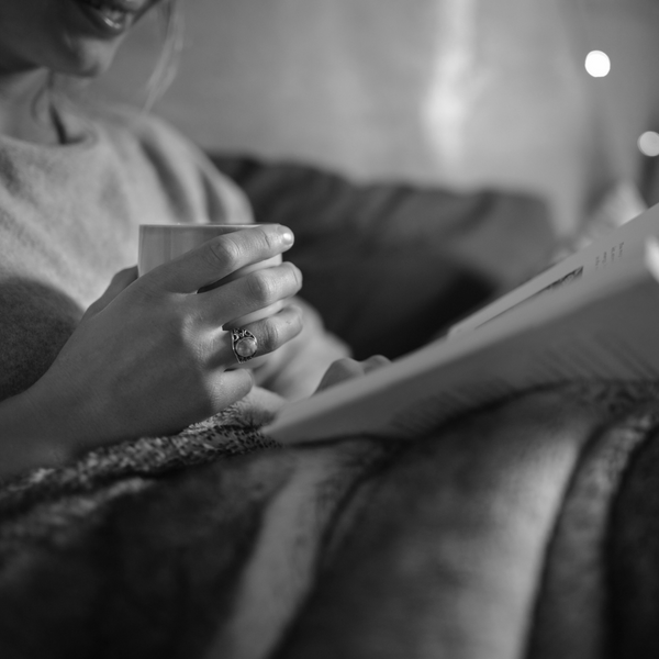 Момичето с книга в ръка