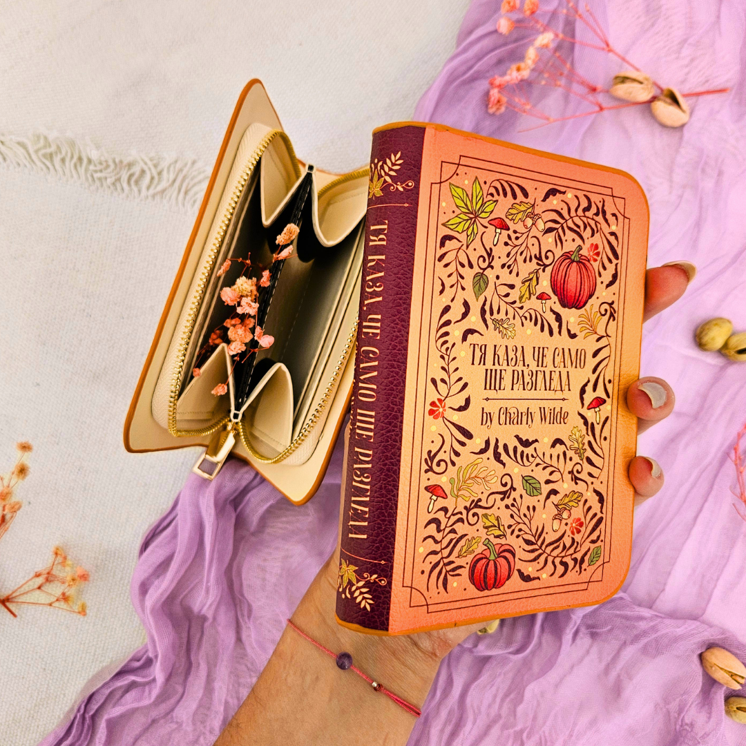 Детайл от месечната абонаментна книжна кутия Charly Wilde