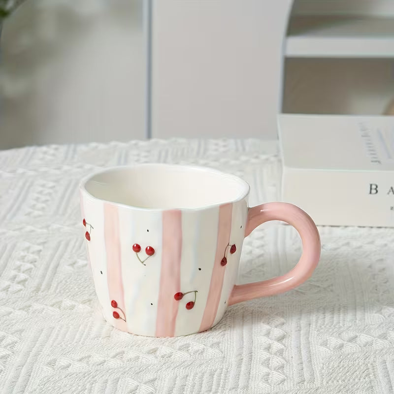 РЪЧНО ИЗРАБОТЕНА КЕРАМИЧНА ЧАША С РЕЛЕФЕН ДИЗАЙН НА ЧЕРЕШИ