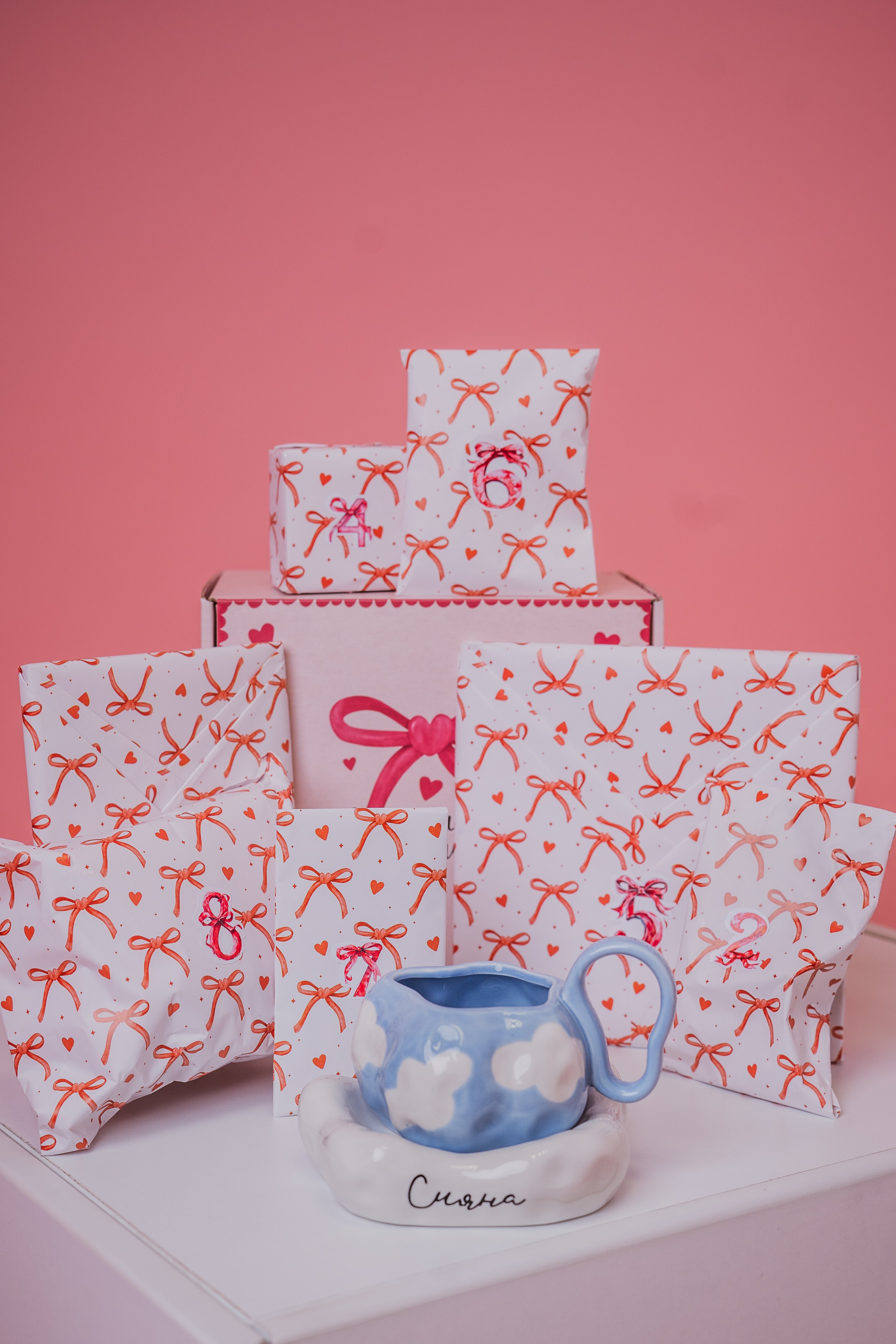 „„ЧЕСТИТ ПРАЗНИК“ - Кутия за жената с 8 изненади