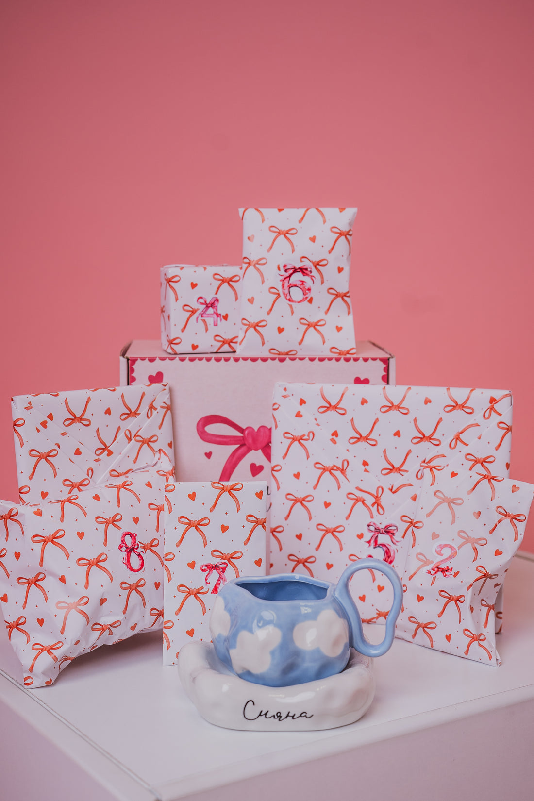 „„ЧЕСТИТ ПРАЗНИК“ - Кутия за жената с 8 изненади